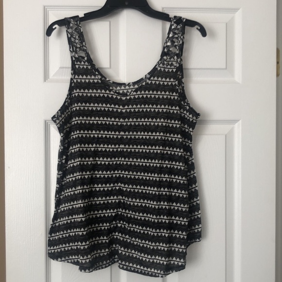 Black & white flowy high low tank - Picture 5 of 5